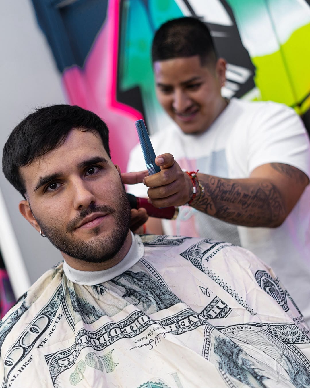 Barbero de Elegancia 21 con un cliente